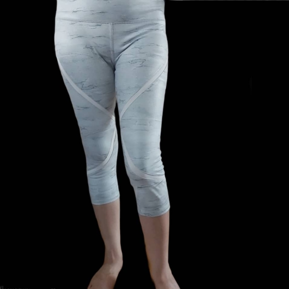 ALO Yoga whisper Capri legging . - Picture 8 of 16